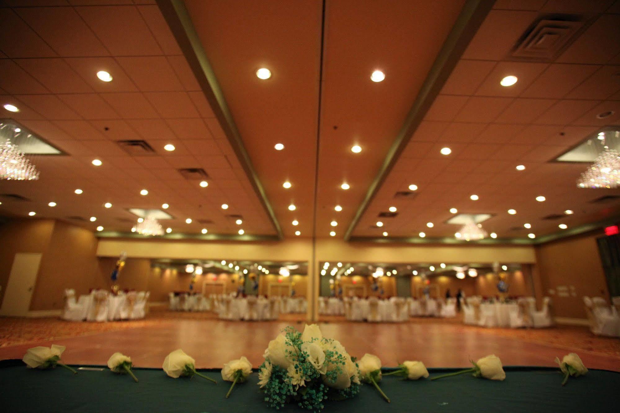E Hotel Banquet & Conference Center Edison Restaurant photo